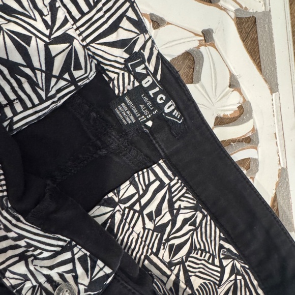 Volcom black shorts - Picture 3 of 3